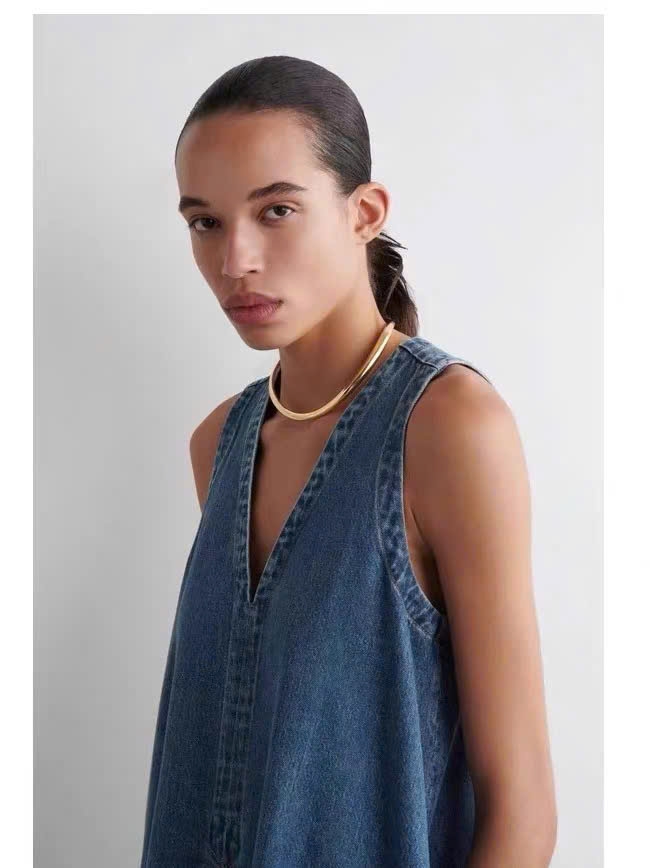 Váy COS denim suông cổ V sát nách