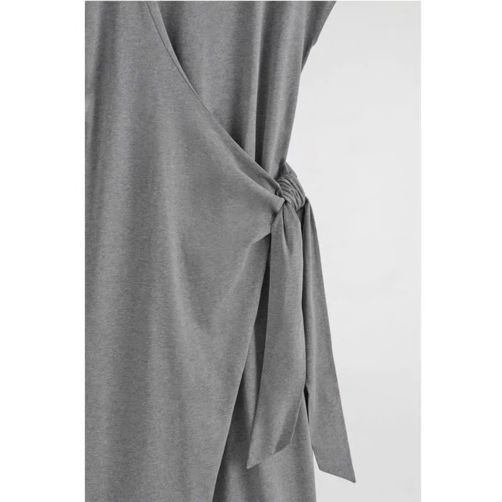 Maxi COS cổ tròn màu ghi cột belt