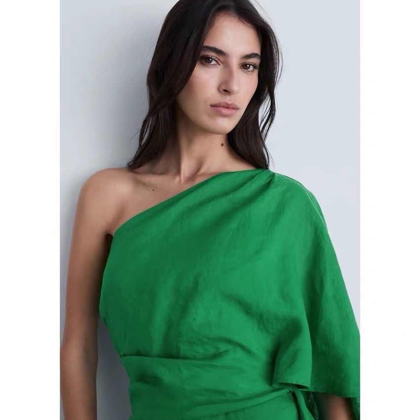 Jum MNG linen xanh lá lệch vai kèm belt