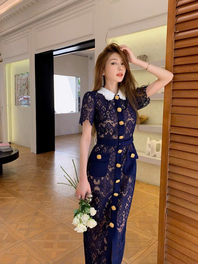 Váy ren 3D Sel-Portrait xanh navy cổ sen trắng khuy charm vàng