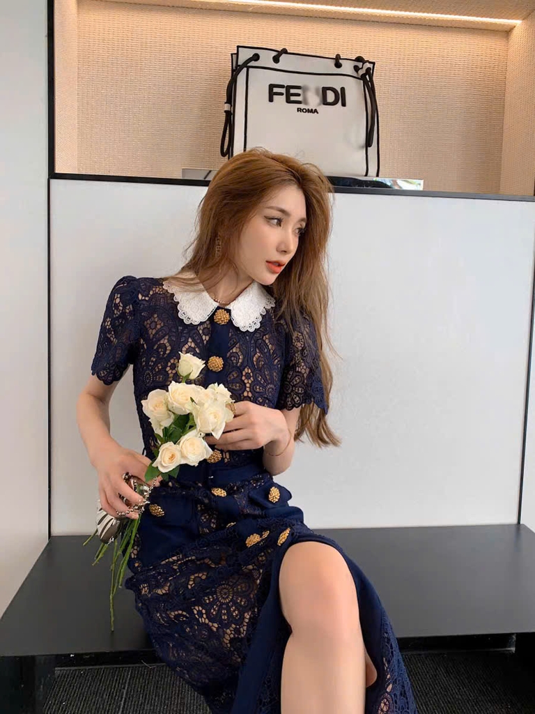 Váy ren 3D Sel-Portrait xanh navy cổ sen trắng khuy charm vàng