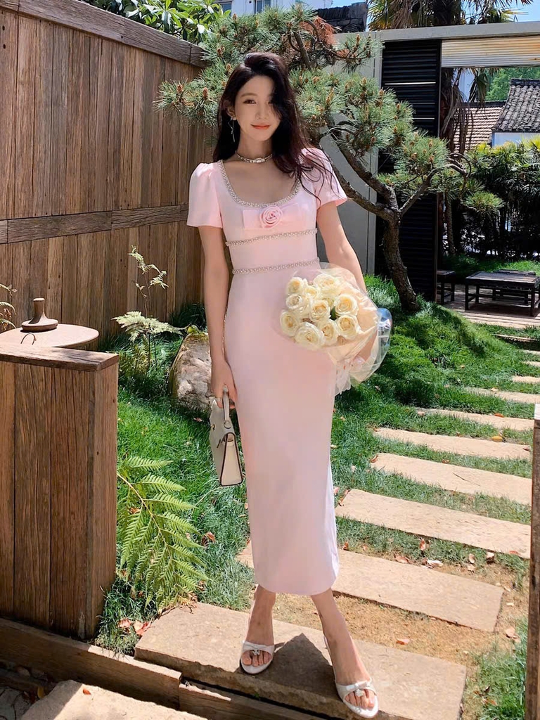 Đầm Sel-Portrait bút chì hồng đính đá nơ hoa hồng
