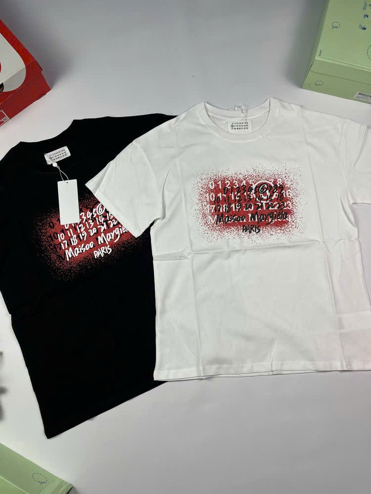 Tshirt Maison Margiela in số phun chấm