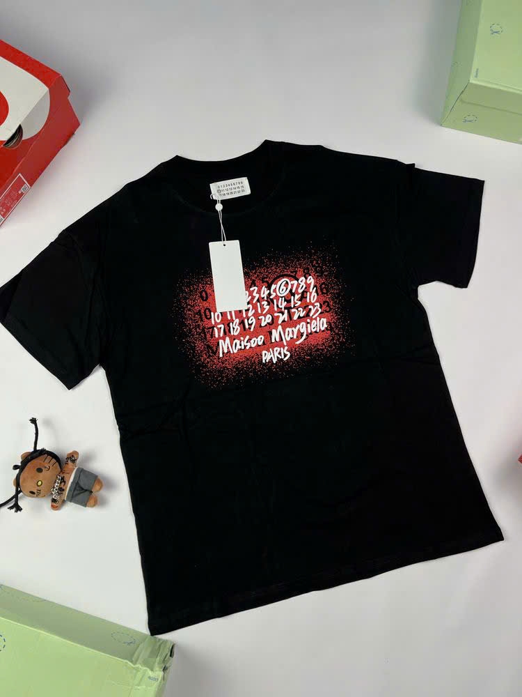 Tshirt Maison Margiela in số phun chấm