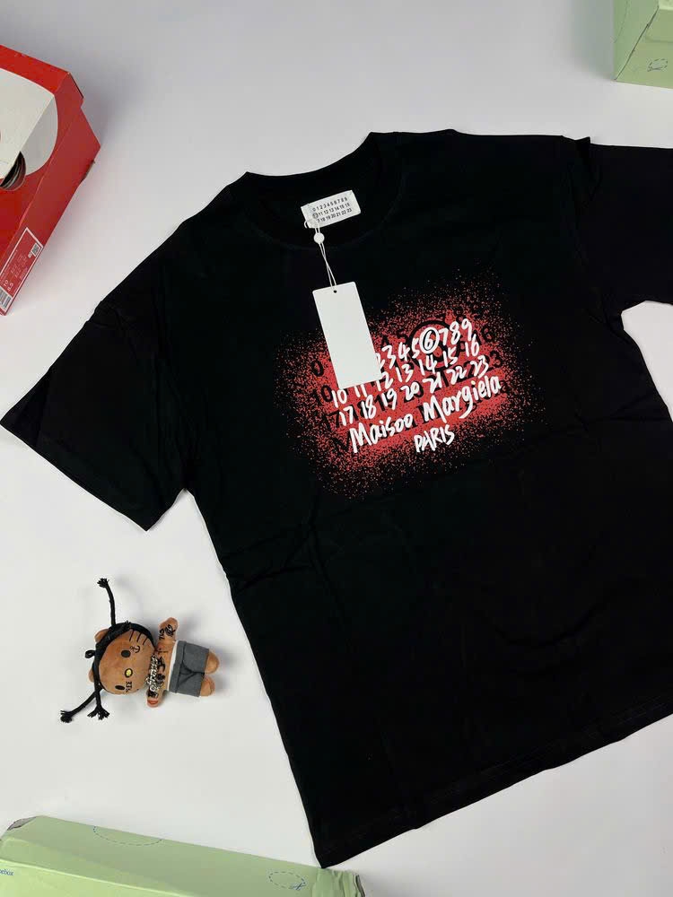 Tshirt Maison Margiela in số phun chấm