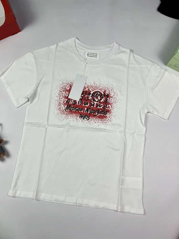 Tshirt Maison Margiela in số phun chấm