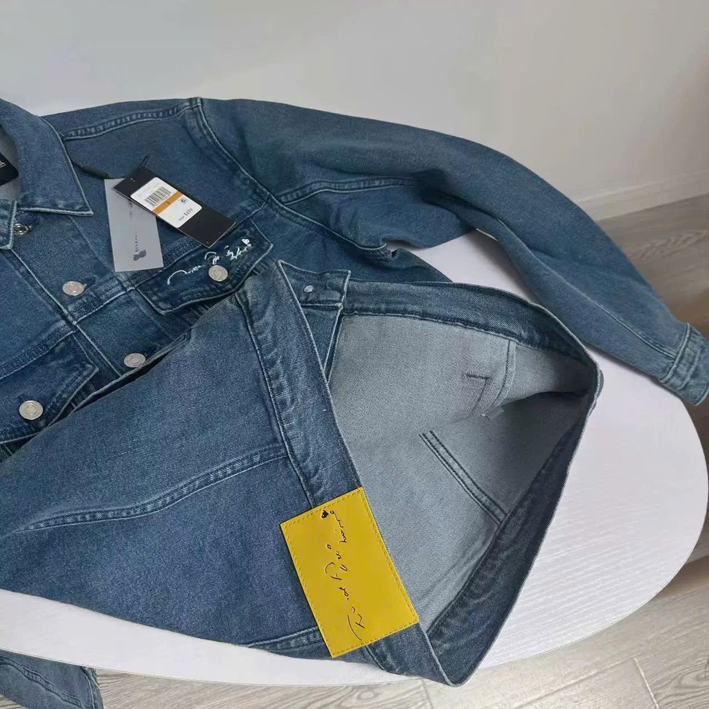 Jacket denim Karl dài tay cổ đức