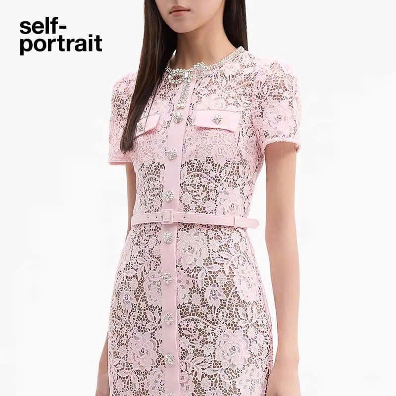 Váy Self- Portrait midi ren hồng đính nơ kim cương
