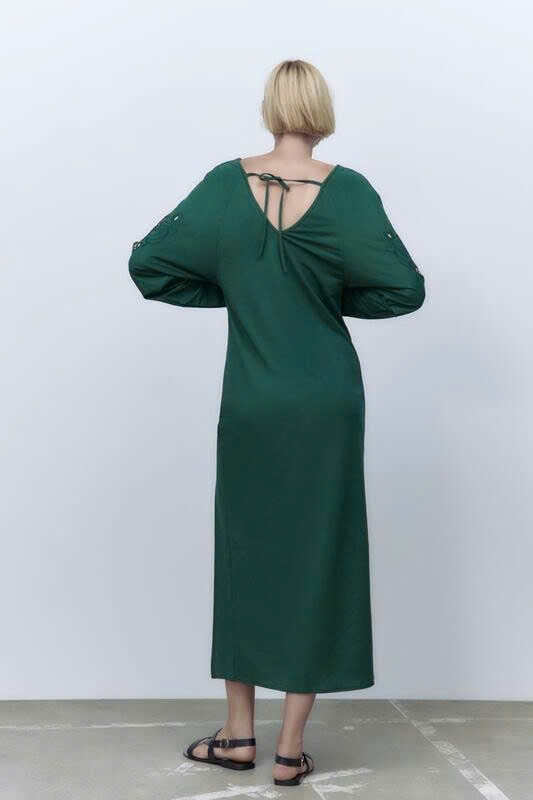 Váy Zara xanh rêu ren dập tay