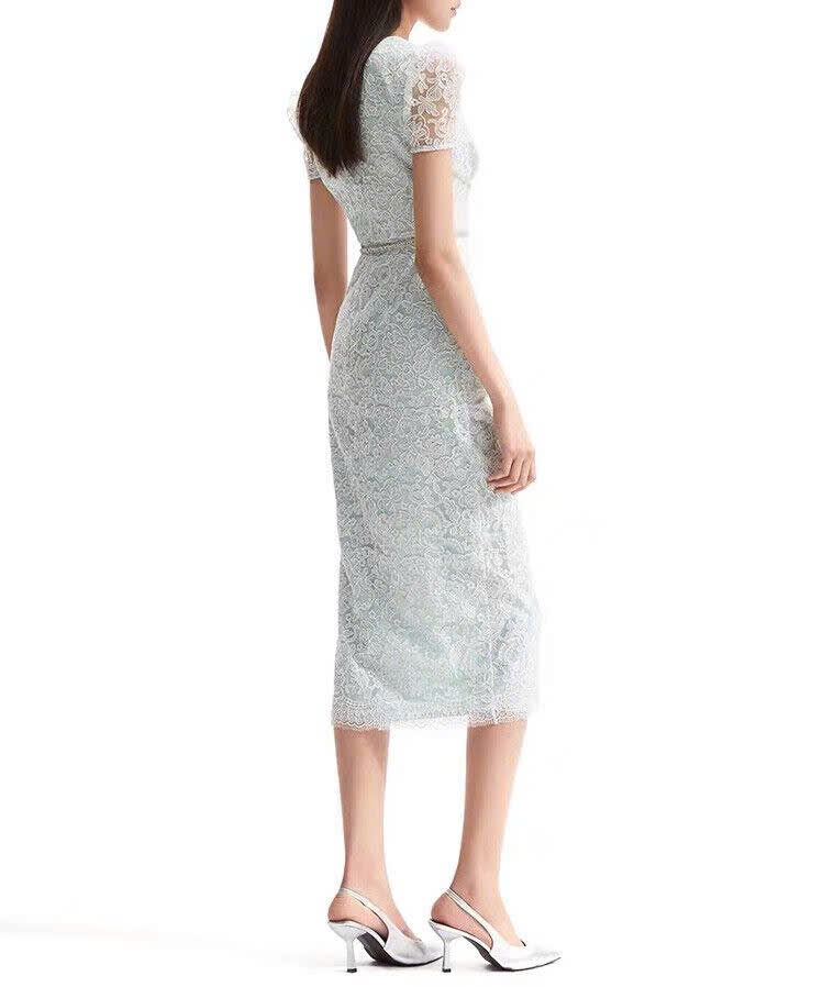 Váy Self- Portrait ren 3D trắng cổ vuông gắn đá