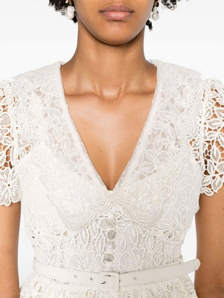 Váy ngắn thắt lưng họa tiết hoa macramé