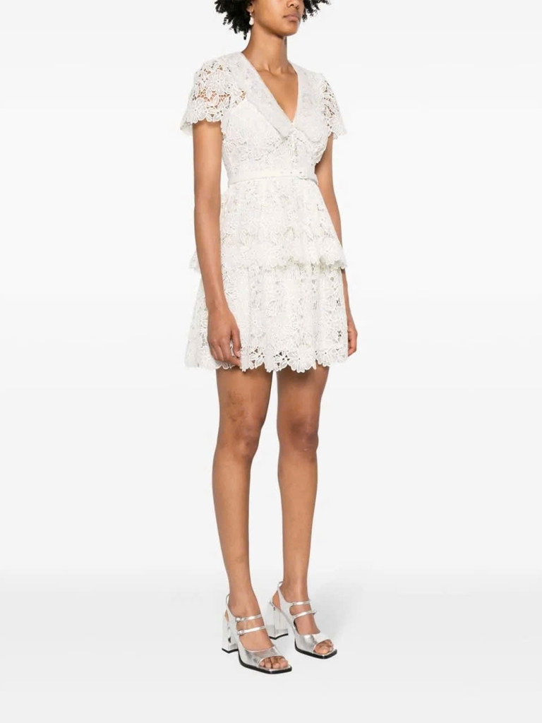 Váy ngắn thắt lưng họa tiết hoa macramé