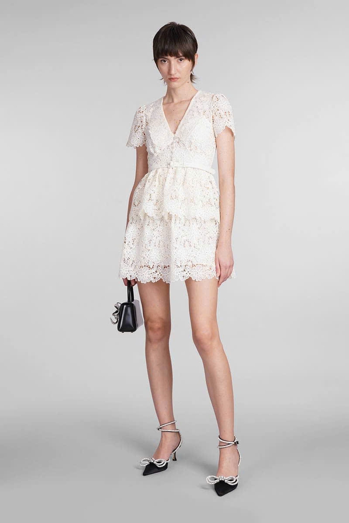 Váy ngắn thắt lưng họa tiết hoa macramé
