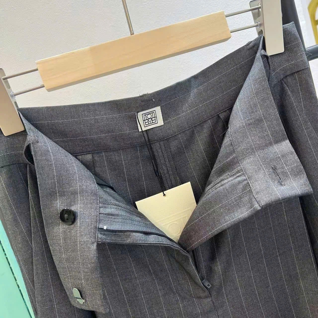 Quần suông TOTEME kẻ chìm màu tàn