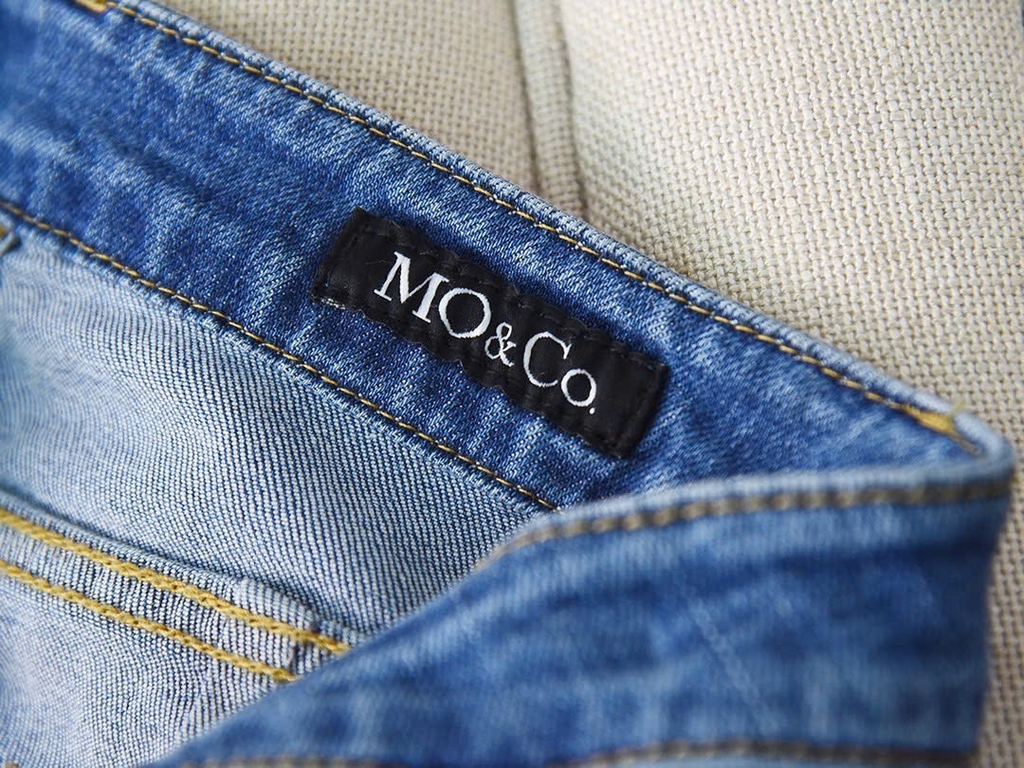 Quần jean MO&CO dư xịn vẩy nhẹ