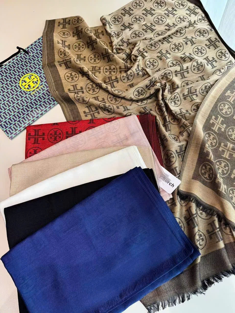 Khăn lụa Tory Burch họa logo chìm