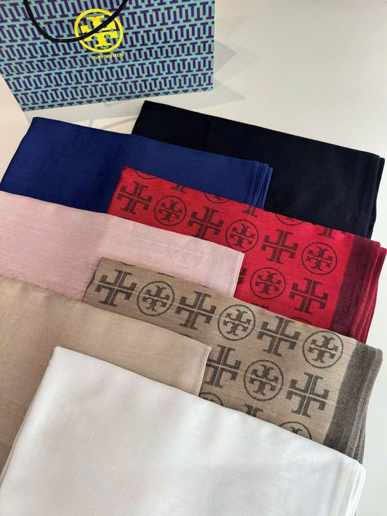Khăn lụa Tory Burch họa logo chìm