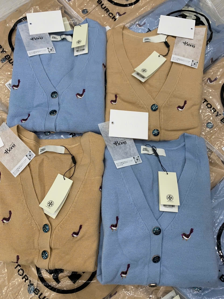 Áo len CDG Tory Burch thêu logo cổ V