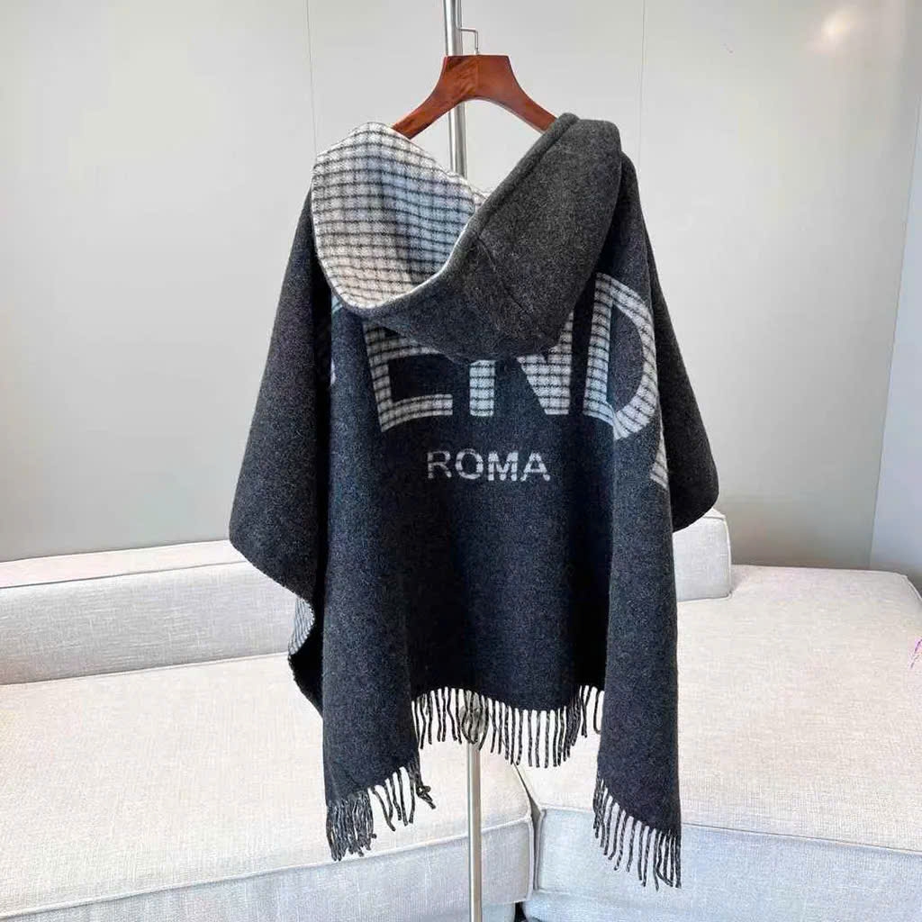 Khăn cape FENDI tua rua