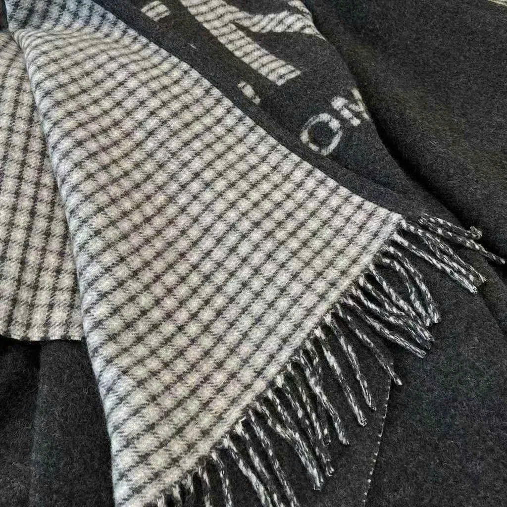 Khăn cape FENDI tua rua