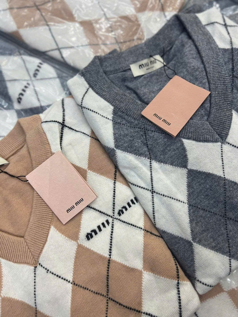 Áo len trần trám MiuMiu