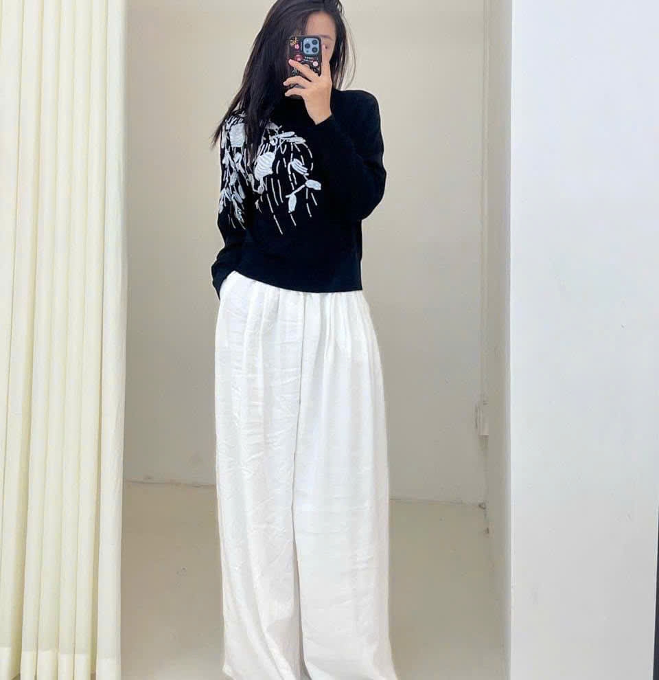 Áo len Brunello Cucinelli cổ trụ đính hoa sequin ngực