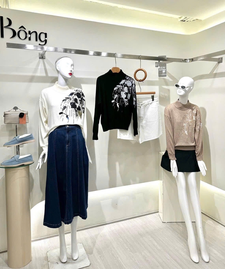 Áo len Brunello Cucinelli cổ trụ đính hoa sequin ngực