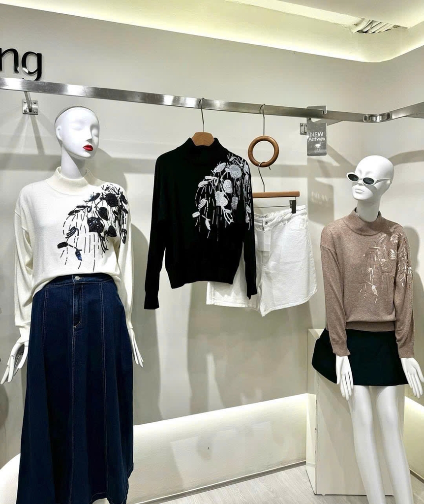 Áo len Brunello Cucinelli cổ trụ đính hoa sequin ngực
