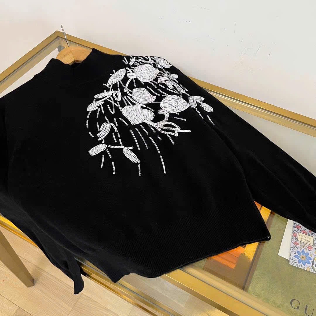 Áo len Brunello Cucinelli cổ trụ đính hoa sequin ngực