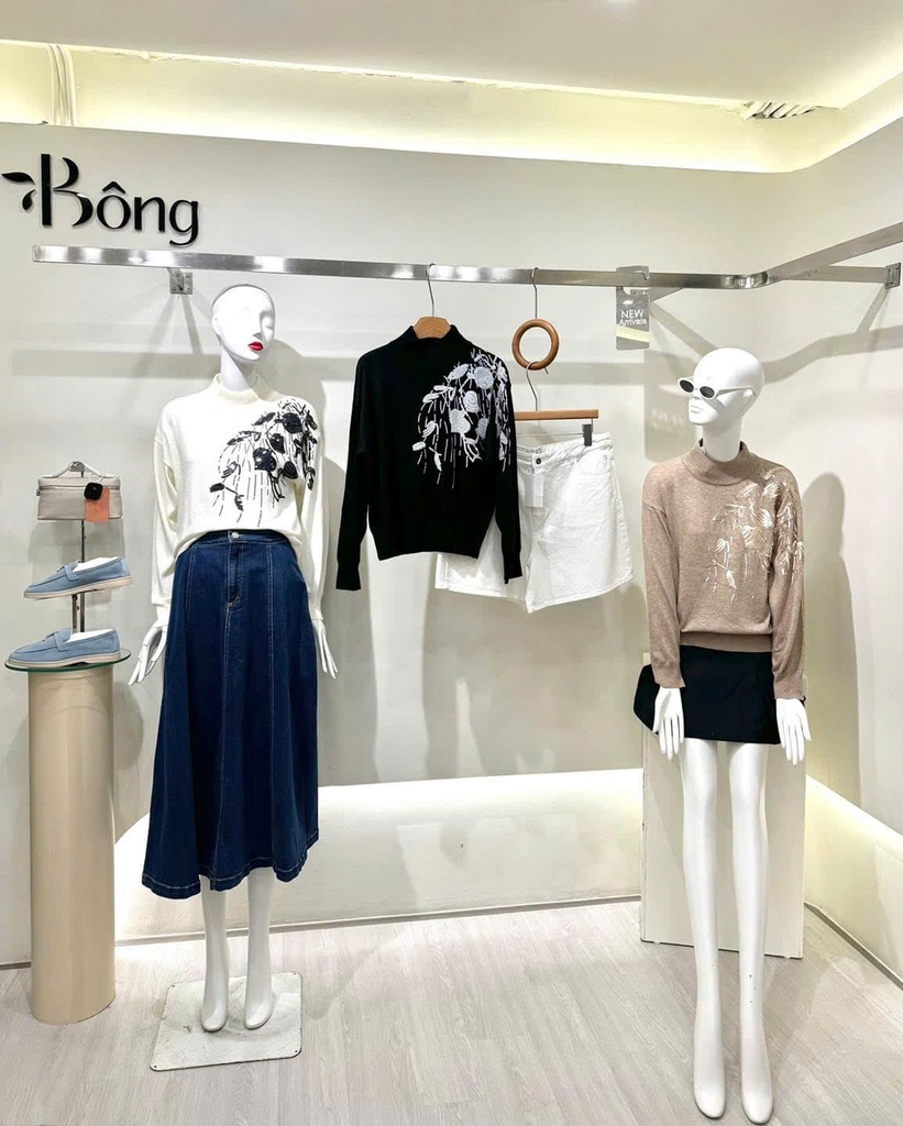 Áo len Brunello Cucinelli cổ trụ đính hoa sequin ngực