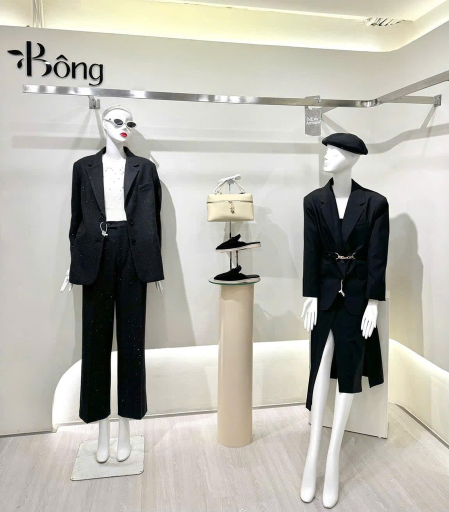 Blazer Maje đen 2 túi trước belt xích