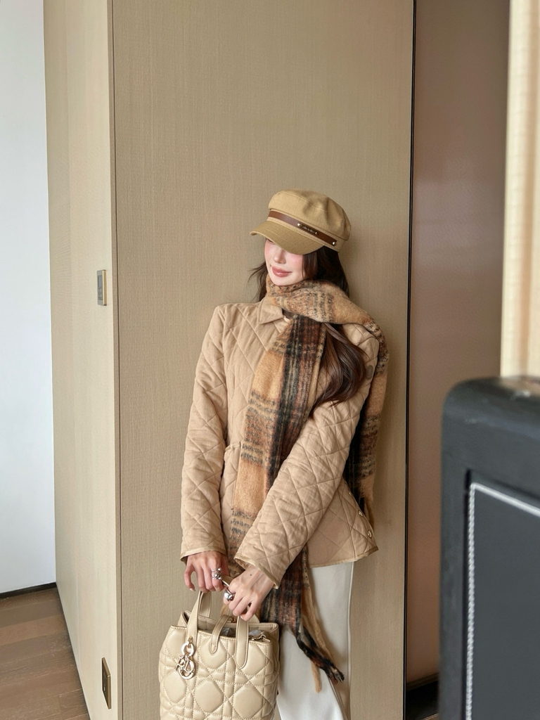 Áo khoác trần trám Moncler