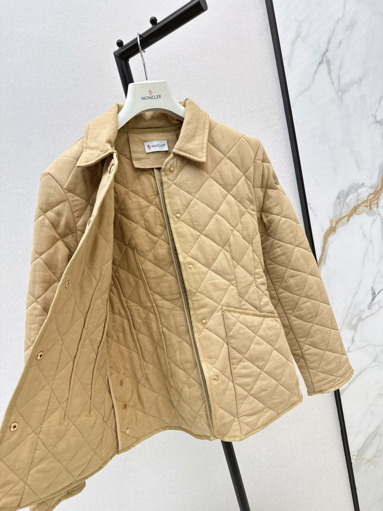 Áo khoác trần trám Moncler