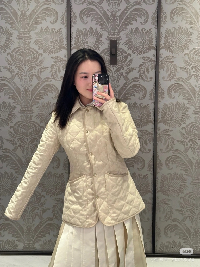 Áo khoác trần trám Moncler