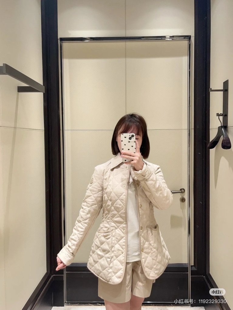 Áo khoác trần trám Moncler