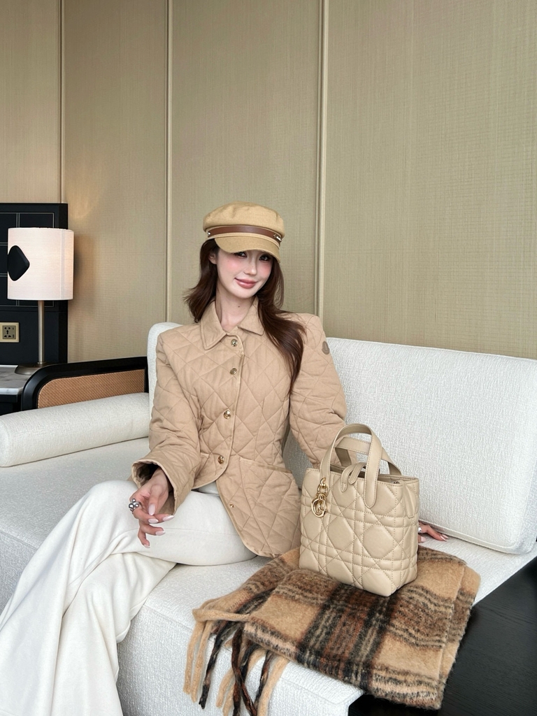 Áo khoác trần trám Moncler