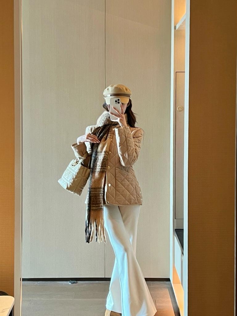 Áo khoác trần trám Moncler