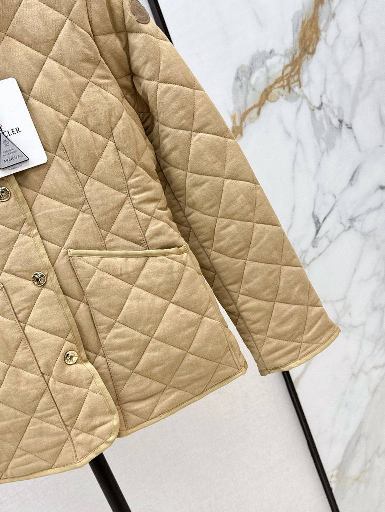 Áo khoác trần trám Moncler