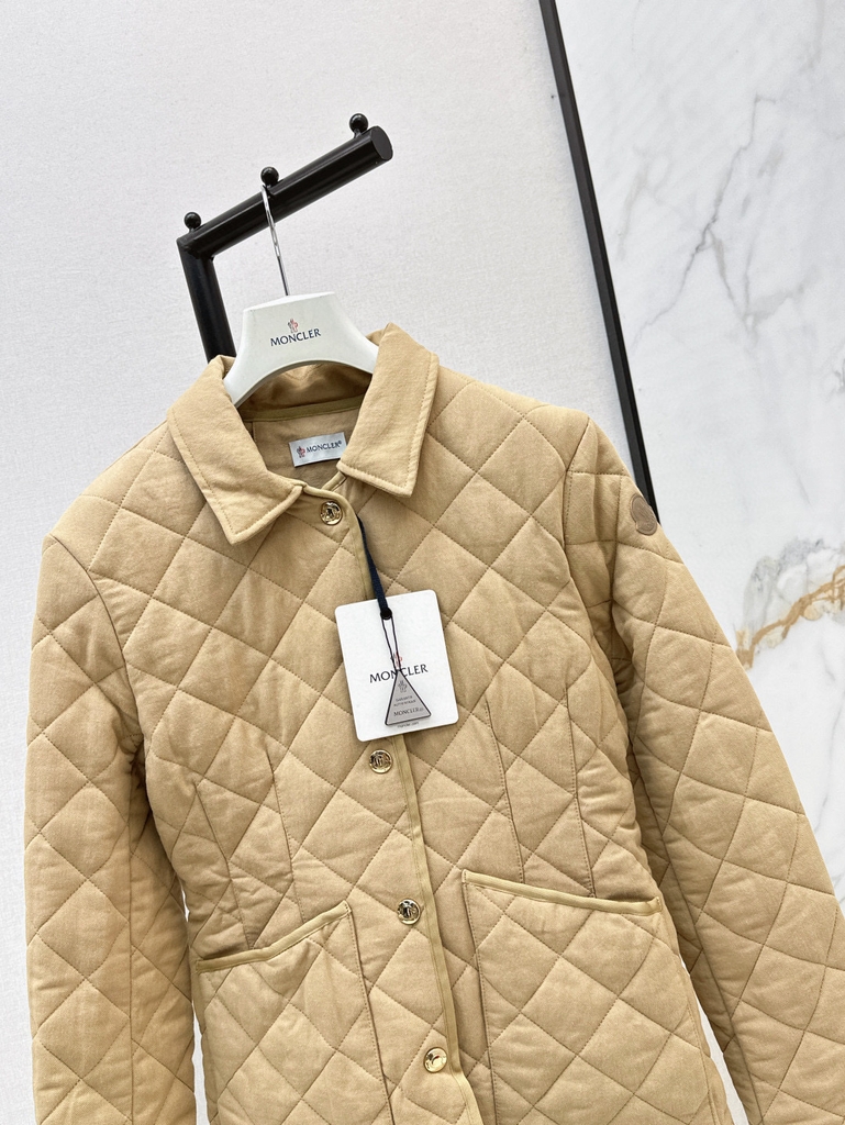 Áo khoác trần trám Moncler