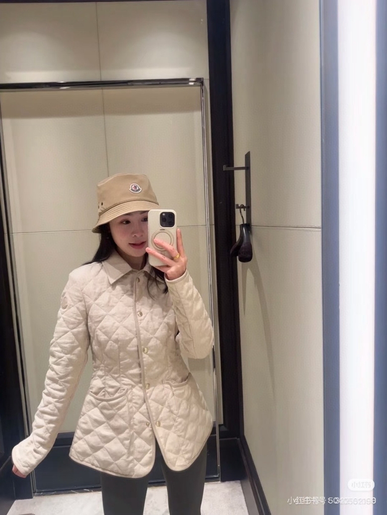 Áo khoác trần trám Moncler