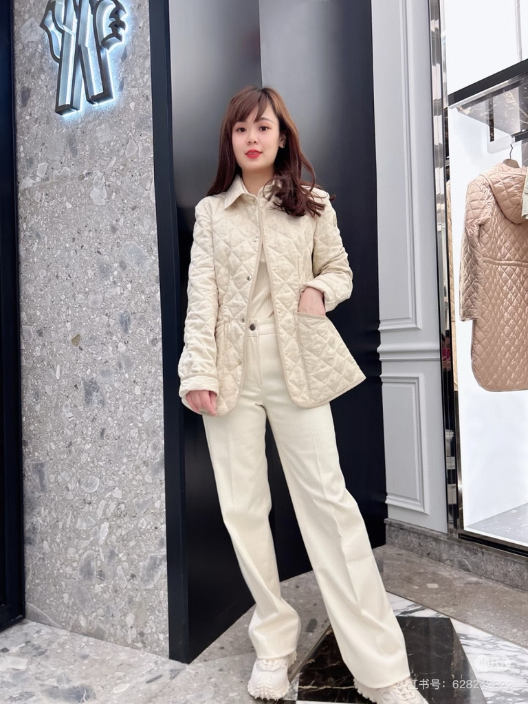 Áo khoác trần trám Moncler