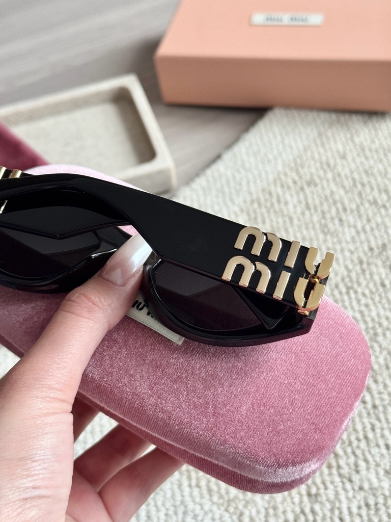 Kính Miumiu OMU 110S