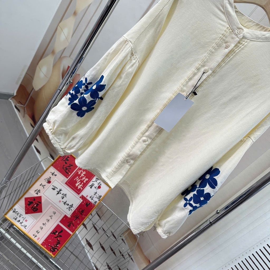 Sơ mi Weekend MaxMara tay đèn lồng thêu hoa xanh