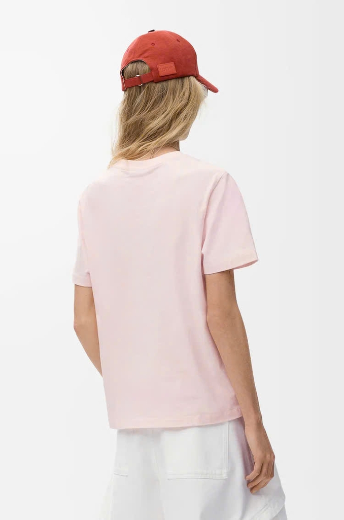 Áo thun dáng regular fit làm từ chất liệu cotton.