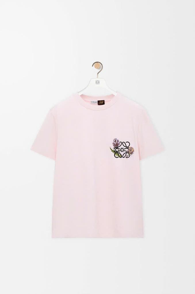 Áo thun dáng regular fit làm từ chất liệu cotton.