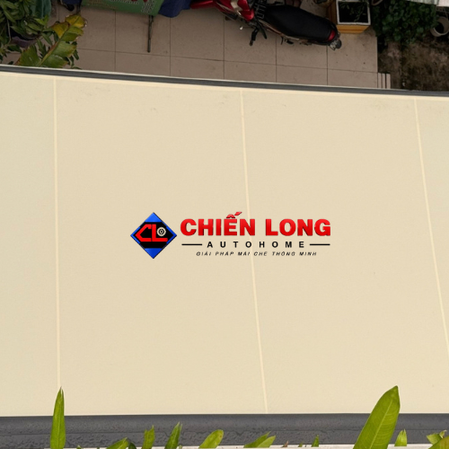 Mái hiên tự động chống nắng và mưa ở sân trước tại công trình Quận 12