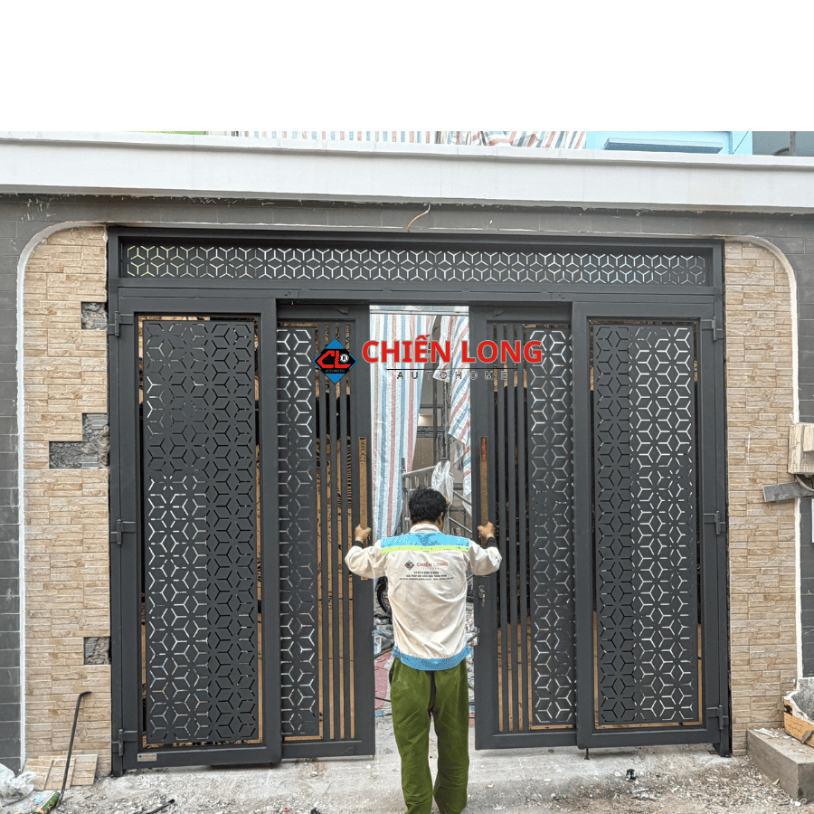Mẫu Cổng Sắt 4 Cánh CNC Trượt Quay Hiện Đại – Siêu Mượt, Siêu Êm, Đẳng Cấp 2025