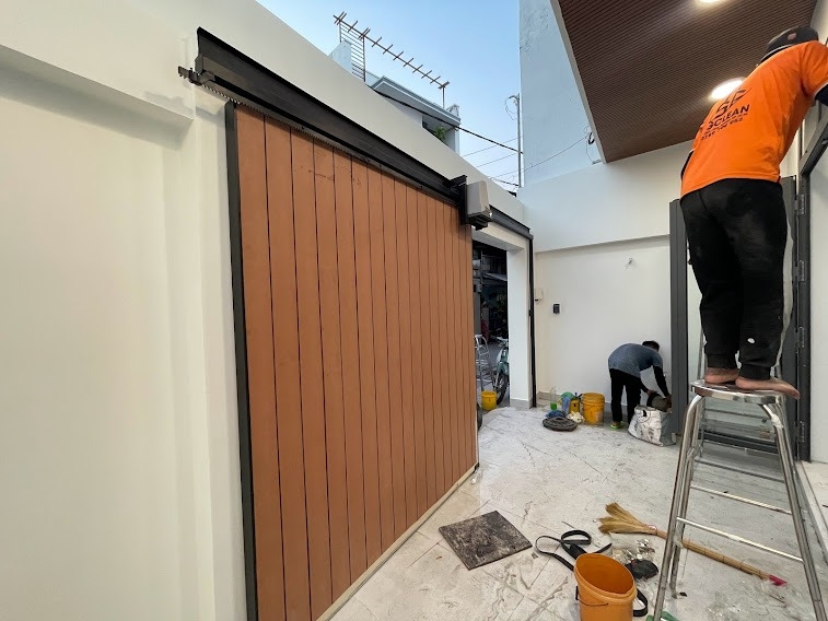 Cổng sắt lùa ray treo hệ tự động nhập khẩu mẫu mã hiện đại