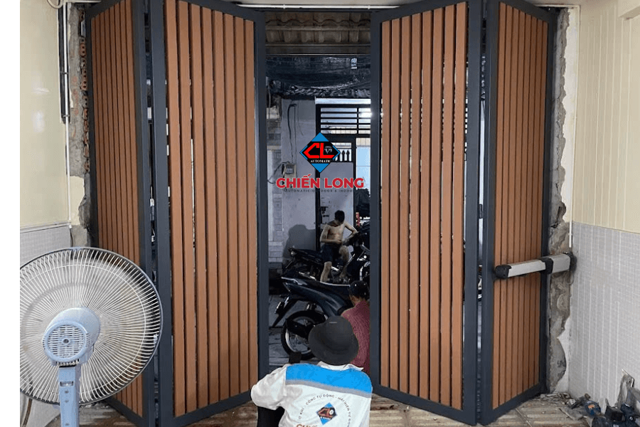 Mẫu cổng sắt 4 cánh phối hoa văn Chữ Thọ kiêu dang thanh lich hiện đại