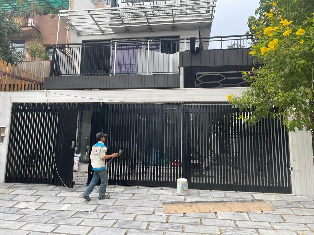 Cửa cổng sắt lùa xếp 3 cánh tự động cho nhà phố, biệt thự, nhà xưởng
